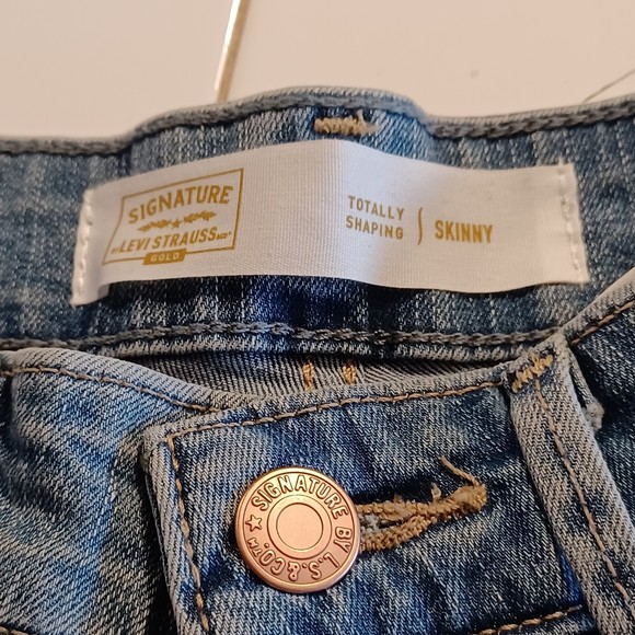 NWT Levi's Signature Gold Jeans, Size 8S, Mid-Rise, Skinny, 29Wx28L, Distressed - Picture 4 of 9